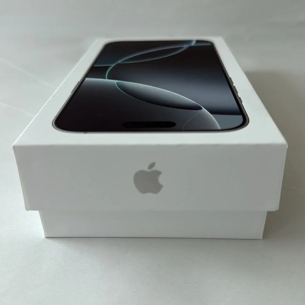 Apple iPhone 16 Pro Max BOX and Apple gift bag.